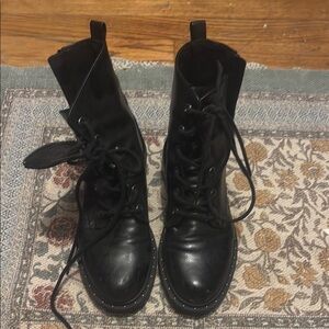 Very well worn boots that snug my feet. I wear even during the summer.Strong